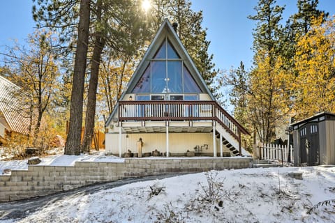 Cozy A-Frame w/ Hot Tub Near Arrowbear Lake! House in Arrowbear Lake