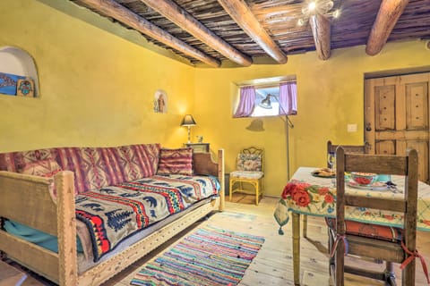 Artsy Santa Cruz Apartment w/ Shared Fire Pit! Apartment in New Mexico