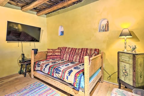 Artsy Santa Cruz Apartment w/ Shared Fire Pit! Apartment in New Mexico