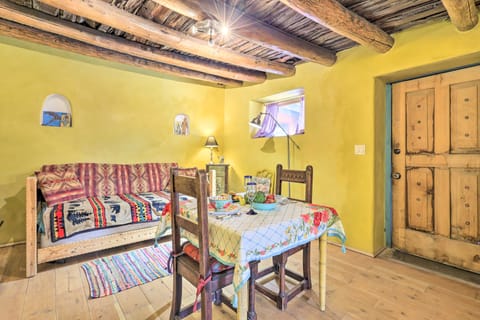 Artsy Santa Cruz Apartment w/ Shared Fire Pit! Apartment in New Mexico