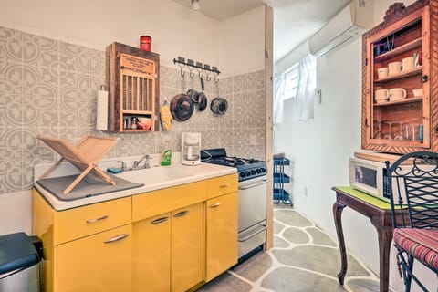 Quirky Santa Cruz Studio w/ Shared Courtyard! Apartment in New Mexico