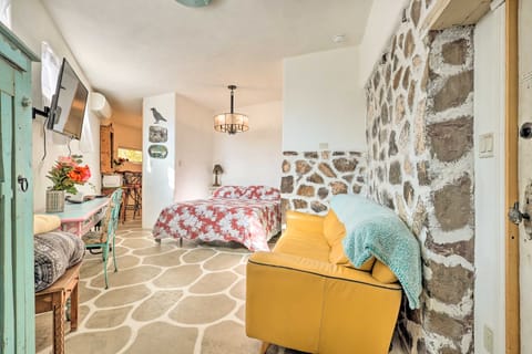 Quirky Santa Cruz Studio w/ Shared Courtyard! Apartment in New Mexico