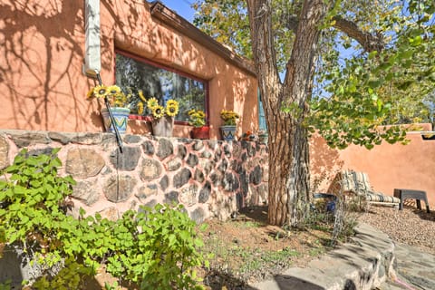 Unique Santa Cruz Studio ~ 25 Mi to Santa Fe Apartment in New Mexico