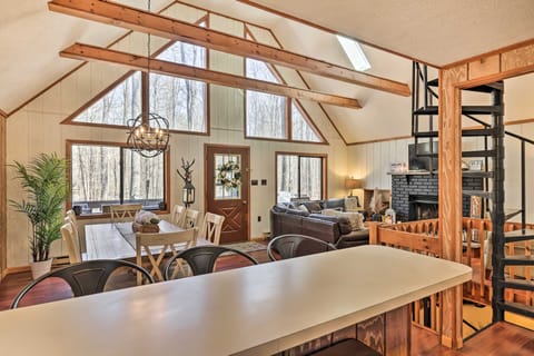 Fire Pit & Grill: 'Woodside Nest' in Pocono Lake! House in Coolbaugh Township