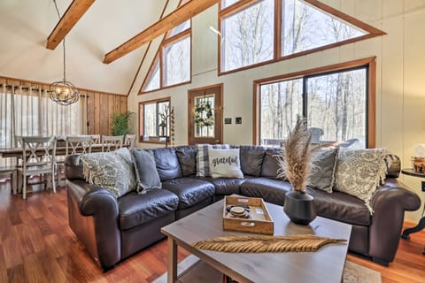 Fire Pit & Grill: 'Woodside Nest' in Pocono Lake! House in Coolbaugh Township