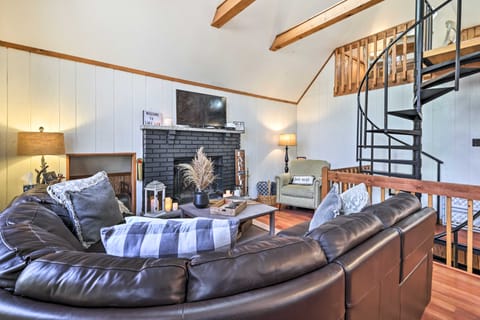 Fire Pit & Grill: 'Woodside Nest' in Pocono Lake! House in Coolbaugh Township