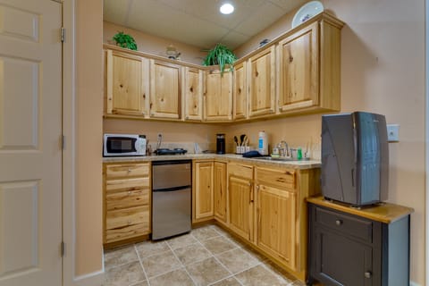 < 2 Mi to Beech Mtn Slopes: 1st-Floor Family Condo Apartment in Beech Mountain