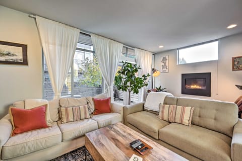 Sleek Seattle Home w/ Rooftop Patio & Views! Apartment in Queen Anne