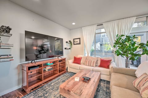 Sleek Seattle Home w/ Rooftop Patio & Views! Apartment in Queen Anne