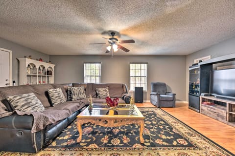 Cozy Jacksonville Home w/ Yard ~ 8 Mi to Dtwn House in Jacksonville