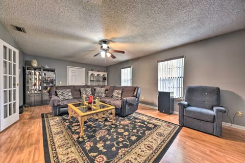 Cozy Jacksonville Home w/ Yard ~ 8 Mi to Dtwn House in Jacksonville