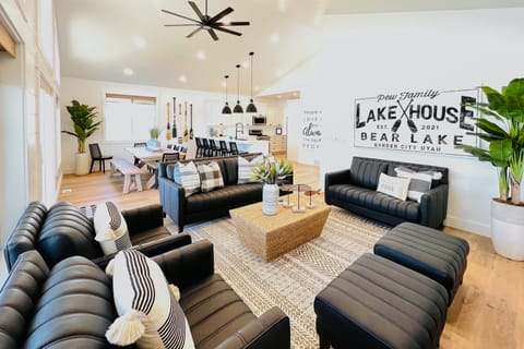 Pool Access & Lake Views: Modern Garden City Home House in Garden City