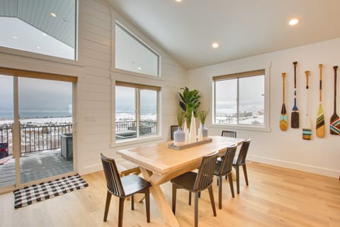 Pool Access & Lake Views: Modern Garden City Home House in Garden City