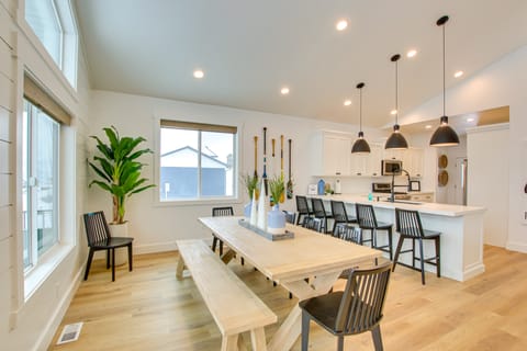 Pool Access & Lake Views: Modern Garden City Home House in Garden City