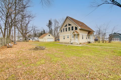 Twin Lakes Home - Walk to Lake Elizabeth! House in Twin Lakes