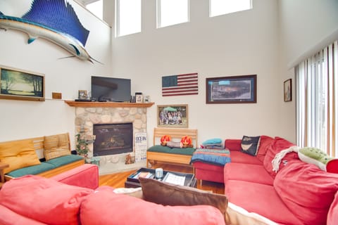 Twin Lakes Home - Walk to Lake Elizabeth! House in Twin Lakes