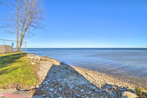 Houghton Lake Cottage - Central Location! Cottage in Houghton Lake