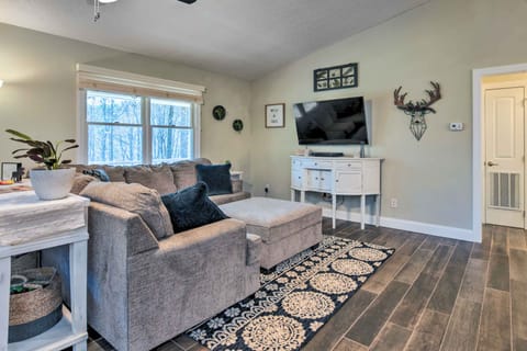 Secluded Franklin Retreat w/ Private Backyard House in Shooting Creek