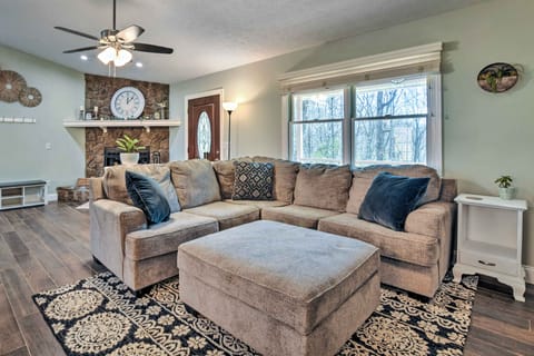 Secluded Franklin Retreat w/ Private Backyard House in Shooting Creek