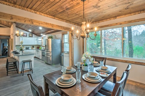 Otto Home w/ Fire Pit, Tree House & Hot Tub! House in Tennessee