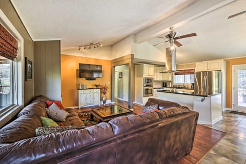 Holiday Island Home: Hot Tub & Wood Stove! House in Carroll County