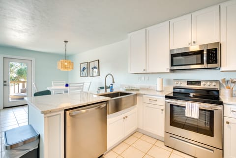 Cedar Key Condo w/ Balcony & Gulf Views! Apartment in Cedar Key