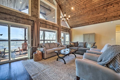 Beautiful Lake Views! ‘Glenville Serenity Lodge' House in Tennessee