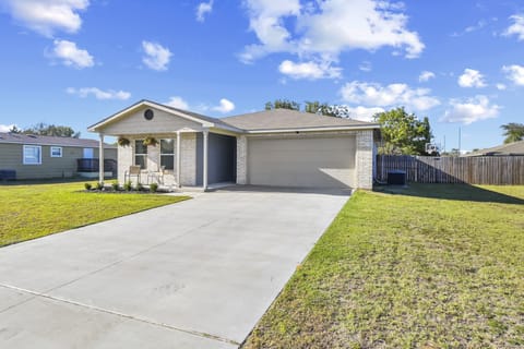 ~ 6 Mi to Waco: Newly Constructed Family Home House in Bellmead
