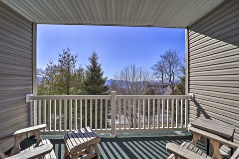 Beech Mountain Condo - Walk to Chair Lift! Apartment in Beech Mountain