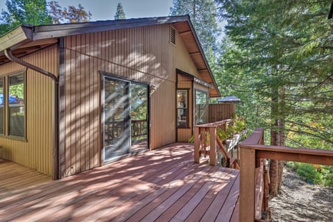 Deck w/ Forest Views: Quiet Twain Harte Cabin! House in Twain Harte