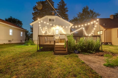 Cozy Westmont Home: Walk to Metra Station! House in Westmont