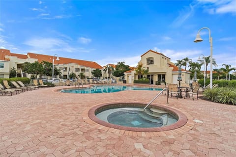 Sunlit St Petersburg Condo w/ Community Pool Apartment in Isla del Sol