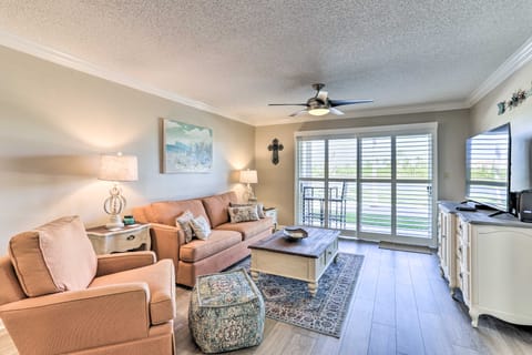 Sunlit St Petersburg Condo w/ Community Pool Apartment in Isla del Sol