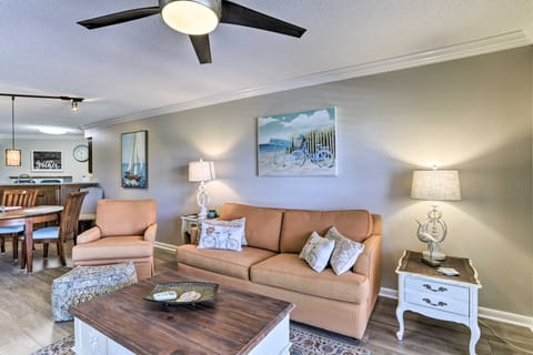 Sunlit St Petersburg Condo w/ Community Pool Apartment in Isla del Sol