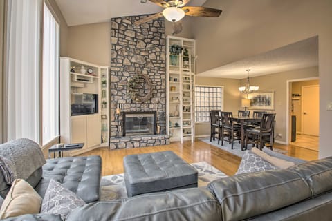 Serene Lake Hamilton Hideaway w/ Private Dock House in Hot Springs