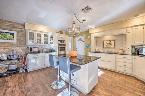 7 Mi to Lake: Expansive Rogers Villa w/ Pond! Villa in Rogers