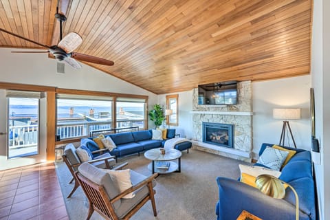 McKees Beach House w/ Ocean Views, Hot Tub! House in Camano Island