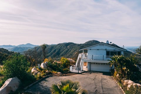 Escondido Hilltop Home w/ Deck & Views! House in Jesmond Dene