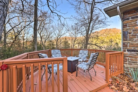 Holiday Island Home: Mountain View + Hot Tub! House in Carroll County