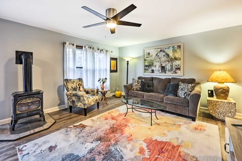 Holiday Island Home: Mountain View + Hot Tub! House in Carroll County