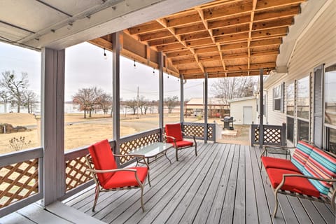 Eufaula Escape w/ Deck - Steps to Lake! House in Eufaula