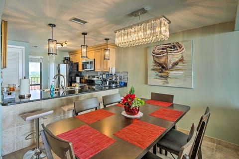 Idyllic PCB Condo w/ Pool Access & Ocean Views! Apartment in Panama City Beach