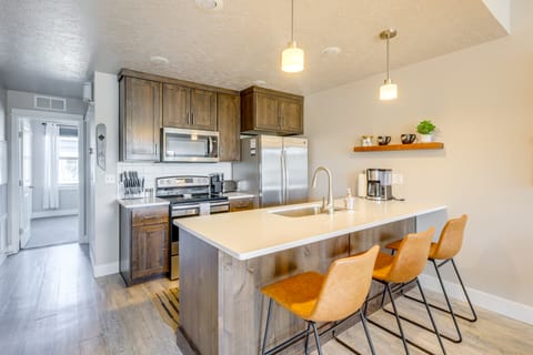 2 Mi to Payette Lake: Mtn-View Getaway w/ Balcony Apartment in McCall