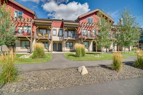 2 Mi to Payette Lake: Mtn-View Getaway w/ Balcony Apartment in McCall