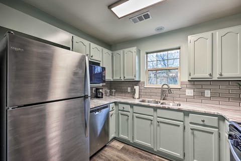 Tranquil Retreat w/ Dock on Lake Hamilton! House in Rockwell