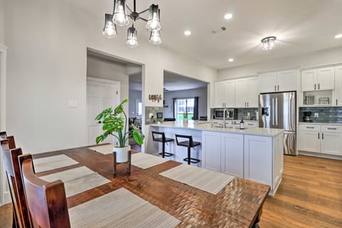 Modern Lakehouse w/ Stunning Views & Hot Tub! House in Rio Grande