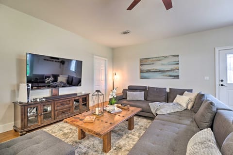 Modern Lakehouse w/ Stunning Views & Hot Tub! House in Rio Grande