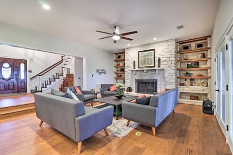 Modern Lakehouse w/ Stunning Views & Hot Tub! House in Rio Grande