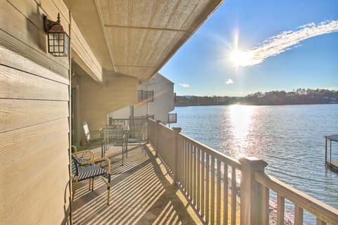 Fireplace, Pool Access: Waterfront Hot Springs Gem Apartment in Pretti Point
