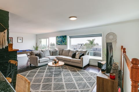 Convenient Whittier Retreat: Furnished Deck, Views House in Pico Rivera